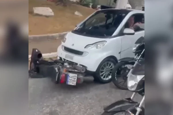 Captura de tela colorida de moto presa em assoalho de carro. Motorista dirigiu pela Radial Leste com motocicleta presa no assoalho. - Metrópoles