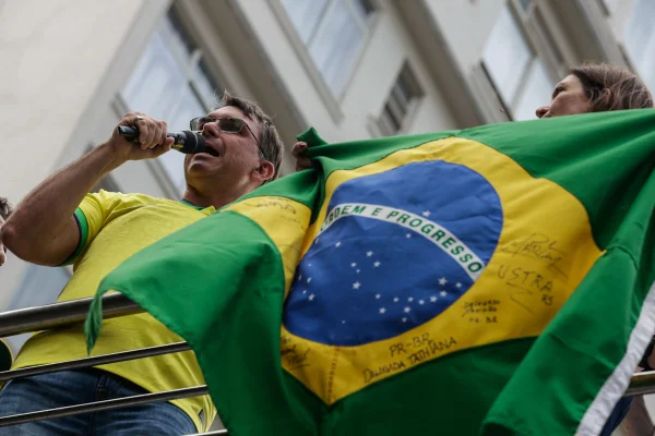 Flávio Bolsonaro com bandeira do Brasil na Paulista - Metrópoles