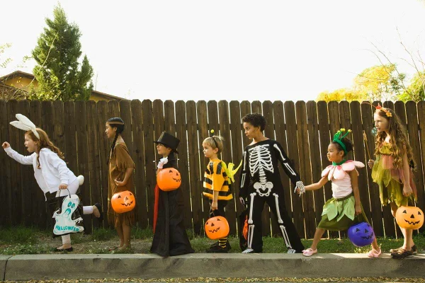 crianças no halloween