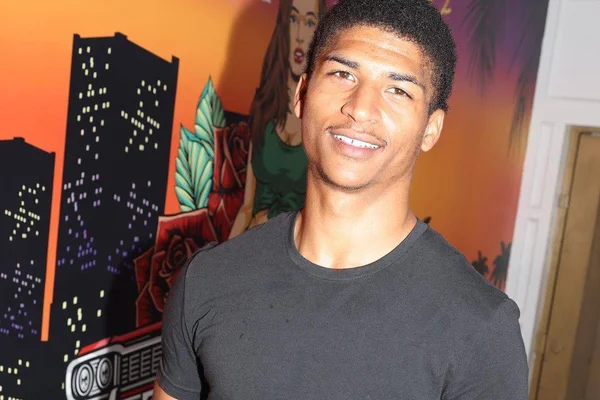 Foto colorida do rapper Superstar Pride sorrindo - Metrópoles