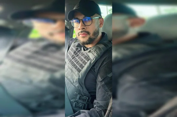 Homem de óculos com farda preta
