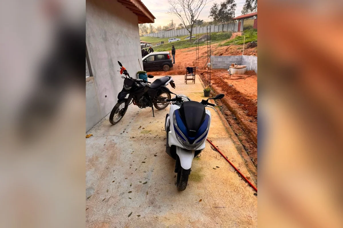 Os investigadores também prenderam o caseiro da propriedade rural, que estava com uma motocicleta com registro de furto e outra com o chassi adulterado Os investigadores também prenderam o caseiro da propriedade rural, que estava com uma motocicleta com registro de furto e outra com o chassi adulterado