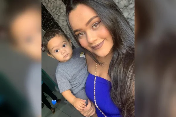 Foto mostra a personagem Sabrina Crislaine e o filho Caleb no colo dela. Metrópoles