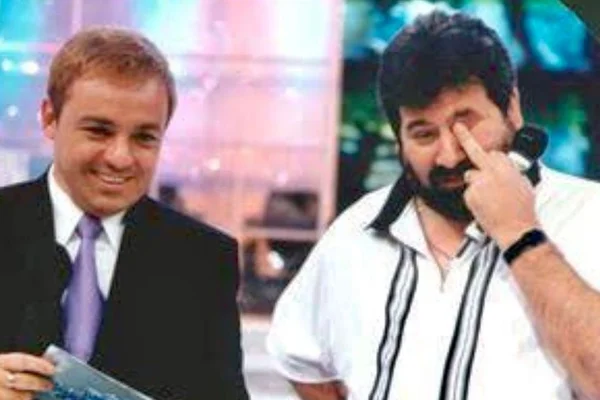 Foto colorida de Gugu Liberado com Roberto Manzoni, o Magrão - Metrópoles