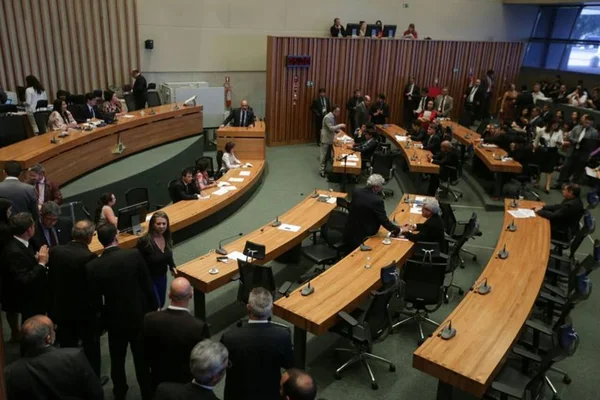 Após fim da janela partidária, siglas intensificam articulação no DF