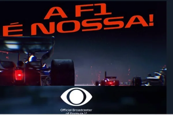 Publicidade da Band onde se vê uma pista de corrida com carros de Fórmula 1 e o logo da emisora abaixo e o escrito "A F1 é nossa!" - Metrópoles