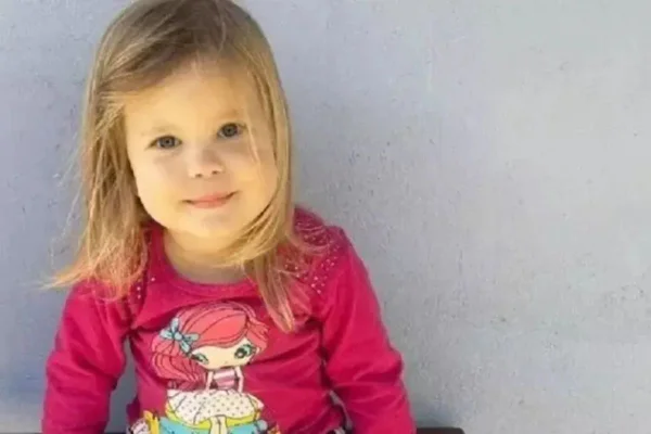 Foto colorida de criança de 4 anos assassinada pela própria irmã, em Santa Catarina - Metrópoles