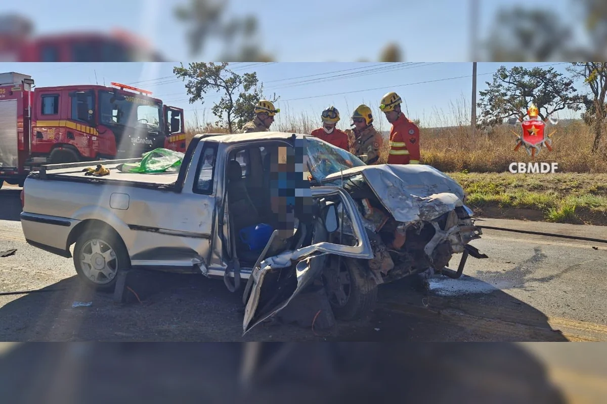 Devido ao impacto do acidente, um dos ocupantes ficou preso às ferragens e precisou ser desencarcerado pelos bombeiros Devido ao impacto do acidente, um dos ocupantes ficou preso às ferragens e precisou ser desencarcerado pelos bombeiros