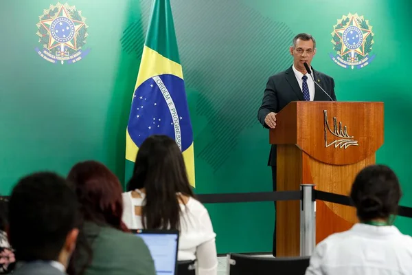 Porta-voz: “Em qual cidade nosso presidente chega e não é ovacionado?”