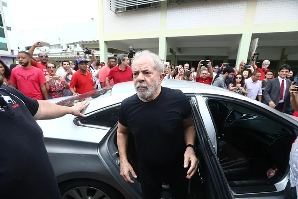 O que acontece caso Lula não se entregue à Polícia Federal às 17h?