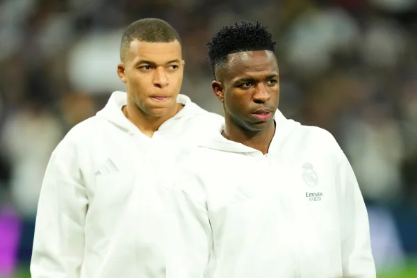 Foto colorida Vini jr. e Kylian Mbappé - Metrópoles