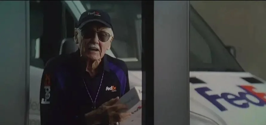 Capitão América: Guerra Civil (2016): Aqui Lee aparece como um entregador da FedEx Capitão América: Guerra Civil (2016): Aqui Lee aparece como um entregador da FedEx