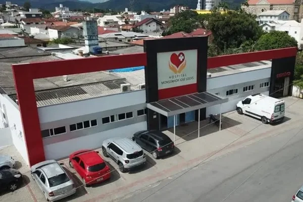 Mãe é presa suspeita de arremessar bebê contra o chão e pisoteá-la