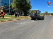 Carro ficou capotado