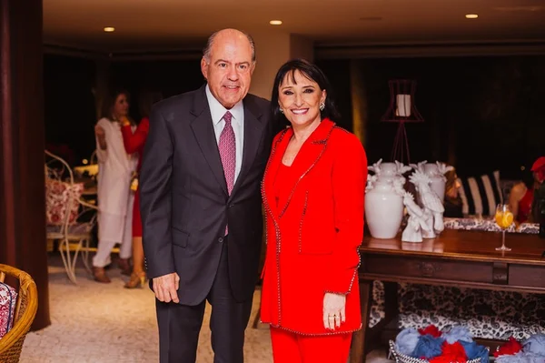 Valeska Tonet Camargo recebe convidados para happy hour natalino