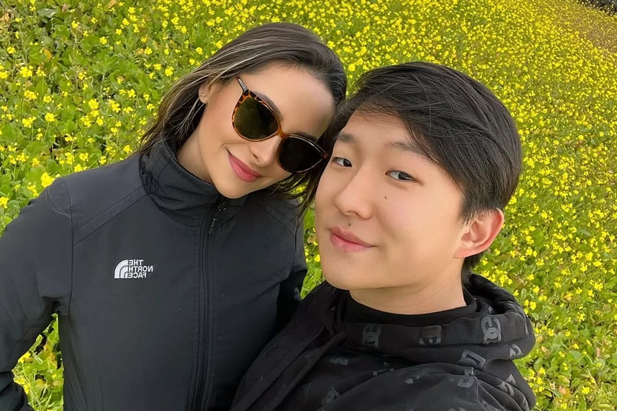 Pyong Lee e a namorada, Natália Nasser posam juntos em um campo de flores Pyong Lee e a namorada, Natália Nasser posam juntos em um campo de flores