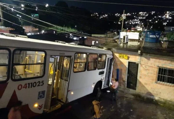Ônibus invade residência ao descer ladeira em Manaus. Veja o vídeo