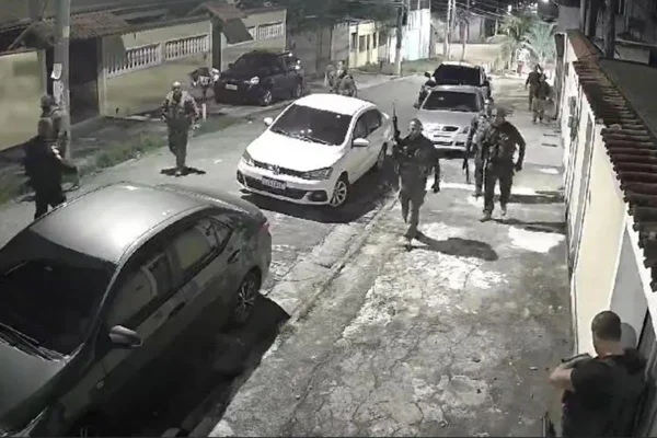 Foto colorida de PMs trocando tiros entre si no Rio de Janeiro - Metrópoles