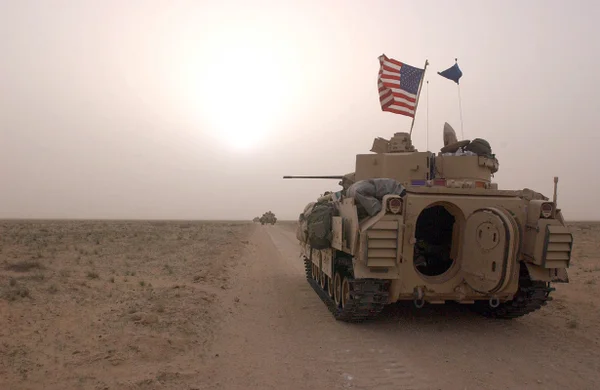 Veículos de combate Bradley (do batalhão 3-7 da 3ª Divisão do Exército dos EUA) posicionam-se ao longo de uma estrada em 19 de março de 2003, dentro da zona desmilitarizada entre o Kuwait e o Iraque.