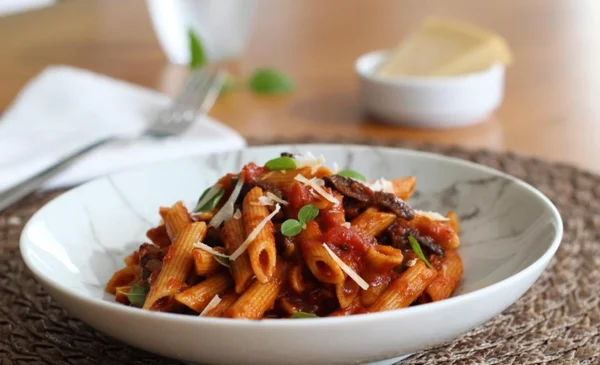 Receita de penne ao pomodoro garante almoço rápido e saboroso