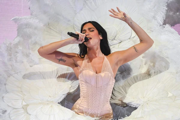 Dua Lipa se apresenta em sua Radical Optimism Tour na Qudos Bank Arena em 28 de março de 2025 em Sydney, Austrália