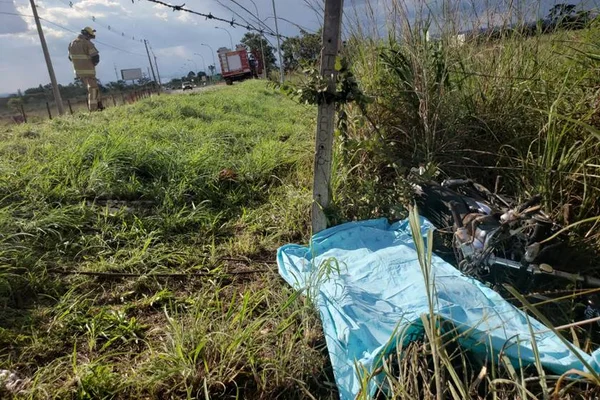Motociclista de 38 anos perde controle de veículo, cai e morre no DF