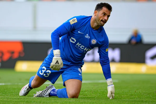 Goleiro Zlatan Alomerovic em jogo do Campeonato Polonês
