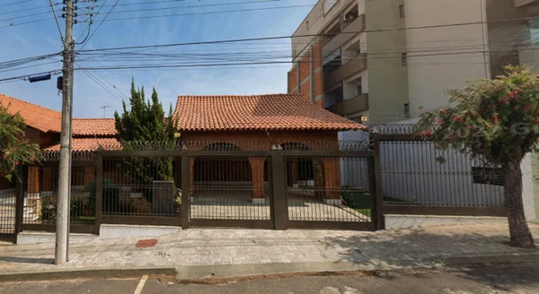 Casa com muro em Passos