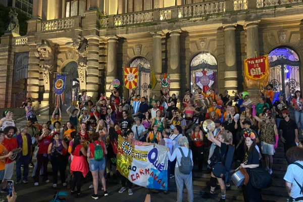 Imagem colorida mostra ato na Praça da República pedindo mudanças nas regras da prefeitura de São Paulo para o carnaval de rua - Metrópoles