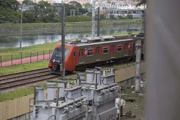 Trens são liberados próximo ao viaduto que cedeu em São Paulo