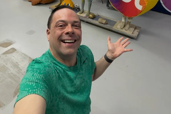 Imagem colorida do apresentador Thiago Gardinali - Metrópoles