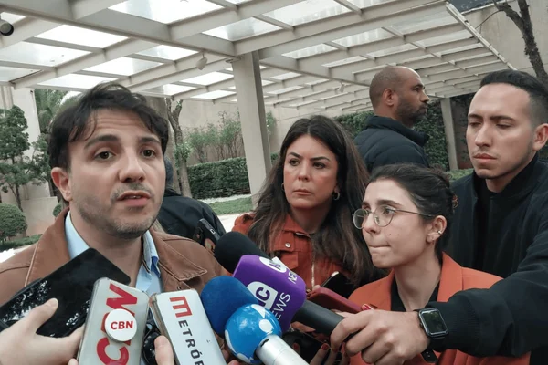 Imagem colorida do candidato Renan Santos em entrevista à jornalistas - Metrópoles