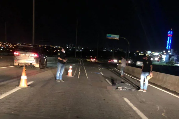 homem de 62 anos cai de garupa de moto e morre atropelado na br-153, em goiânia