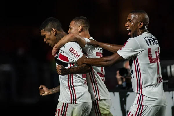 Em 10 minutos, São Paulo resolve jogo e vence Chapecoense por 4 x 0