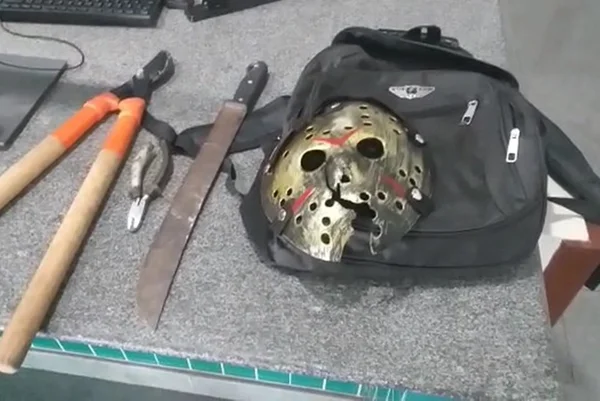 Dupla tenta roubar banco com máscara do “Jason” e é presa pela PM