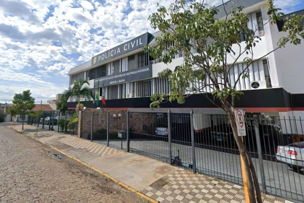Imagem colorida mostra delegacia da Polícia Civil em Bauru, onde homem foi morto com barra de ferro pelo vizinho. Metrópoles