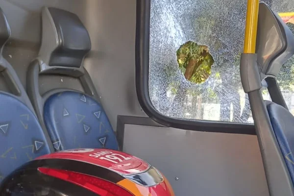 Peça de ferro atravessa janela de ônibus e deixa passageiro ferido