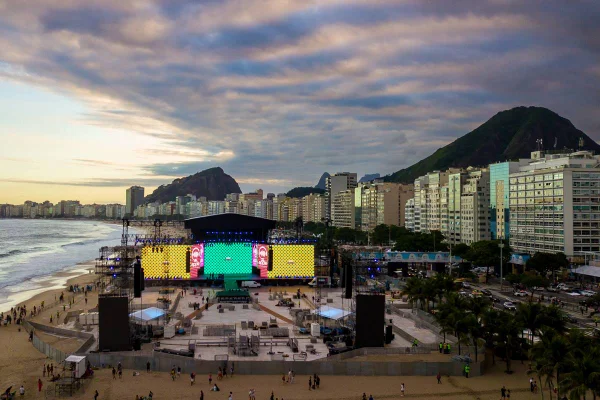 Palco em que Lady Gaga irá se apresentar em Copacabana - Metrópoles