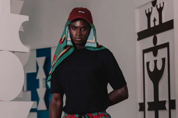 Na imagem com cor, modelo posa com looks da Dane-se e Rubem Valentim - Metrópoles