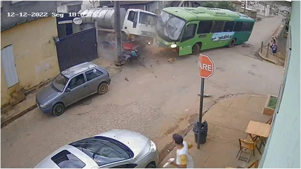 Vídeo: caminhão desgovernado esmaga carro ao bater em ônibus em Minas