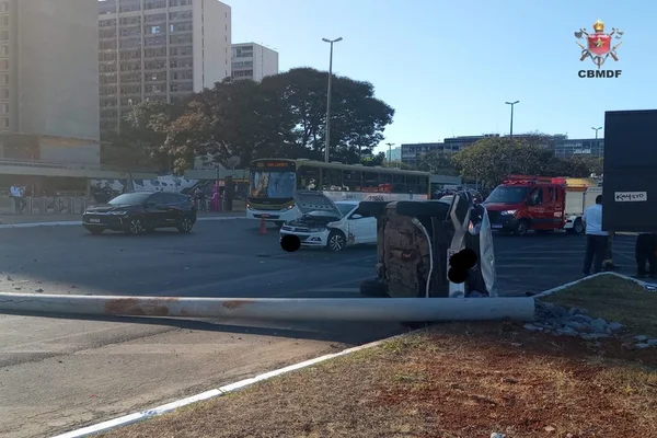 poste derrubado e dois carros atrás no meio de rua