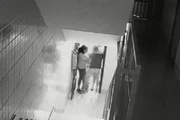 A namorada da vítima tenta entender a discussão entre o agressor e o companheiro