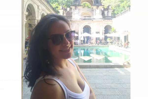 “Caíam tufos no banho”, diz mulher com queda de cabelo pós-Covid-19