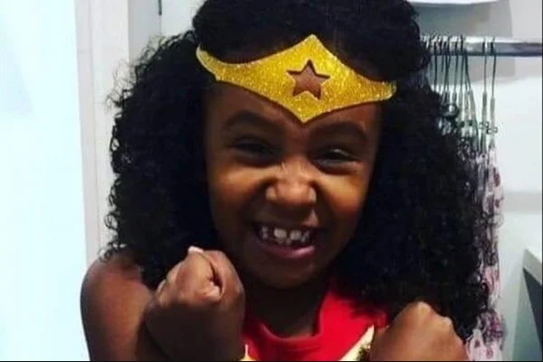 Ágatha Vitória Sales Felix usando coroa da mulher maravilha e sorrindo