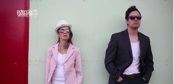 Casal brasiliense anuncia gravidez com vídeo bem humorado