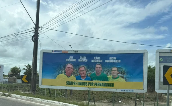 PT acionará Justiça contra aliado de Bolsonaro por outdoor de Flávio