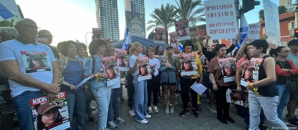 Imagem colorida de protesto de familiares que buscam parentes reféns do Hamas - Metrópoles
