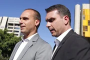 Os irmãos Flávio e Eduardo Bolsonaro 