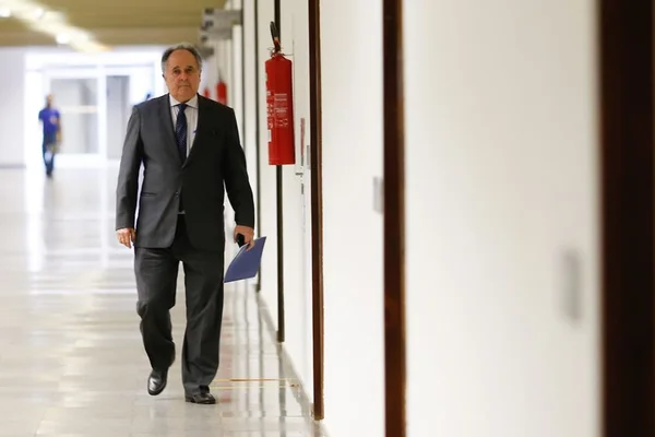 Cristovam Buarque entra em campo pela paz entre Lula e Marina