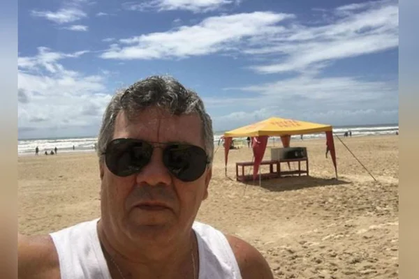Com passagens pagas pela Câmara, Alberto Fraga curte praia no Nordeste